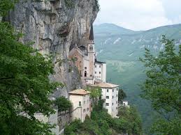 The original pathway is a long set of steps leading from the nearby town of brentino. Bild Madonna Della Corona Zu Madonna Della Corona In Spiazzi