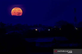Buat kali ketiga tahun 2020, kita bakal dapat menyaksikan fenomena supermoon yang berlaku pada 8 april iaitu hari ini. Super Blood Moon 26 Mei Indonesia Fase Gerhana Tampak Di Lokasi Ini Antara News