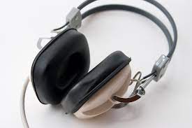 Devant vous, le car 10 passe. Casque Audio Wikipedia