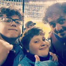 Feliz día a todos los padres, y en especial a los que se cagan de frío  llevando a los pibes a ver otro feo desempeño de la gagoneta. Al menos  ganamos y