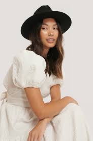 This style of hat is typically creased lengthwise down the front with a pinch in the front, sometimes referred to as a teardrop crown. Einfacher Fedora Hut Schwarz Na Kd Com