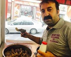 Mehmet usta, teşkilat dizisinde zayed karakterini oynamaktadır. Sirdanci Mehmet Sur Kimdir Nerelidir Tozlu Mikrofon