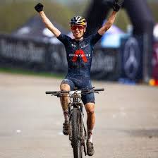 Tom pidcock has been juggling three different cycling disciplines in his first season as a professional. Tom Pidcock Beats Van Der Poel To Win The 2021 Nove Mesto Xco World Cup