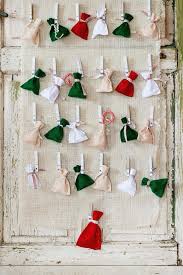 Fabriquez un pendentif avec le ressort de la pince à linge bois démontée. Calendrier De L Avent Original 20 Idees Sympas Et Faites Maison M6 Deco Fr