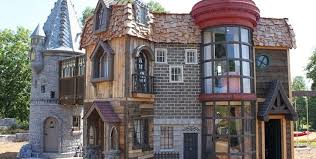 Scopri ricette, idee per la casa, consigli di stile e altre idee da provare. Grandparents Build World S Best Harry Potter Playhouse For Family