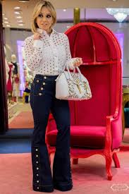 Calça Social Preta Boca De Sino Calca Jeans Com Detalhes Em Dourado Camisa De Renda Trajes Femininos Roupas E Vestidos Casuais