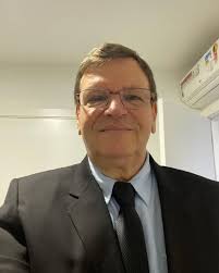 Band afasta narrador Sérgio Maurício das transmissões iniciais da Fórmula 1  em 2025