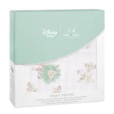 Sie ist sehr groß, so dass sie nicht nur als babydecke geeignet ist, sondern auch lange. Aden Anais Disney Dream Blanket Kuscheldecke The Lion King Kidsroom De