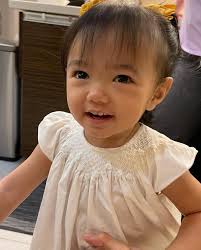 Head, shoulders, knees and toes… Eyes and ears and mouth and nose 😆  Beautiful baptismal dress from @inesmodainfantil ❤️