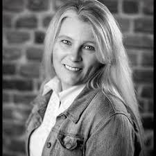 Mindy Steele's Instagram, Twitter & Facebook