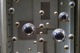 Wohl nach dem scheinbar ohne kraftaufwand bewirkten dahinrollen der. Niedrige Winkelsicht Auf Glanzende Metalkugeln Von Decke Hangend Creative Commons Bilder