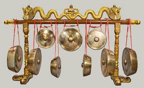 Alat musik tradisional di yogyakarta yang ini mungkin cukup terkenal dan tak asing di telinga kita. Contoh Alat Musik Gamelan Beserta Penjelasannya Lengkap Balubu