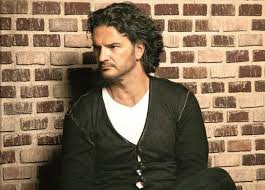 ∙ his first successful album after several tries was 1992's animal nocturno, which sold over 500,000 copies in the us and featured the international hit mujeres. ∙ historias, from 1994, fully established him as an international star, with worldwide sales. Ricardo Arjona Alchetron The Free Social Encyclopedia