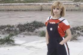 Buon Compleanno Raffaella Carra 77 Anni Vissuti In Tv E Nel Cuore Degli Italiani Carre Compleanno Buon Compleanno