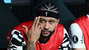 Memphis Depay lança clipe de música nova com Parque São Jorge 'em chamas'; veja