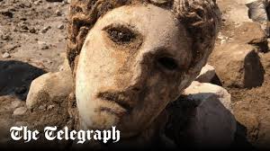 Roma altında 2.000 yıllık tanrı Dionysos'un mermer başı bulundu : r/history