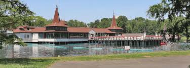 Der weltbekannte kurort héviz liegt etwa 6 kilometer nordwestlich vom balaton, nahe der stadt keszthely und zählt zu den wohl bekanntesten orten in ungarn. Thermalsee Bad Heviz Am Plattensee Kurort In Ungarn