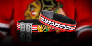 Youth nhl eishockey trikot von deinen chicago blackhawks im hochwertigen premier home style für kinder und jugendliche. Brayce Chicago Blackhawks Armband Brayce Deutschland Offizielle Webseite Das Trikot Am Handgelenk Deine Nummer Deine Farben Erstelle Dein Spielernummer Armband Online