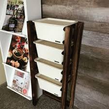 材料も道具も全て100均です 元々屋外 園芸用のアイテムの為 塗装処理を施してあるので塗る手間なし 玄関先やガーデン用に屋外置きにもできる優れものです シンプル簡単な引き出し収納棚の作り方 収納棚の作り方 インテリア 収納 収納棚