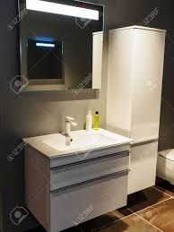 L'un des choix design les la surface du sol peut être aussi importante que les murs dans une petite salle de bains. Belle Petite Salle De Bain Design Moderne A La Mode Dans La Maison De Luxe Banque D Images Et Photos Libres De Droits Image 71428882