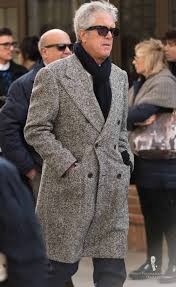 A raised seam adds a touch of interest and visually elongates the arm and side body. 16 Overcoat Do S Don Ts