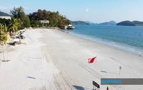 Namun di sebalik apa yang berlaku, pasti ada peluang yang boleh diterokai. Bernama Pkp Sektor Pelancongan Langkawi Terjejas Pantai Chenang Sepi