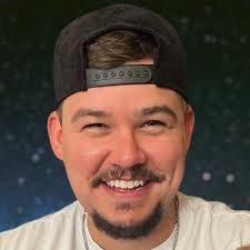 Kendra Dewitt's Instagram, Twitter & Facebook