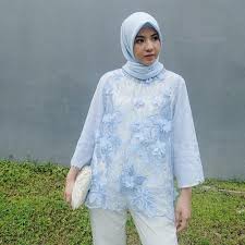 Tampil matching dengan baju atasan dan celana yang warnanya senada, pilih warna yang lembut seperti putih dengan detail glamor yang minimalis. Tak Melulu Pakai Dress Dan Rok Intip Inspirasi Style Kondangan Hijab Dengan Celana Ini
