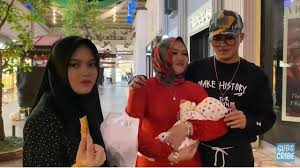 Semoga dengan adanya kejadian tersebut, menjadikan sebuah pelajaran dalam berfikir serta. 7 Momen Anak Sule Bertemu Ibunya Rizky Febian Gendong Bayi Lina Hot Liputan6 Com