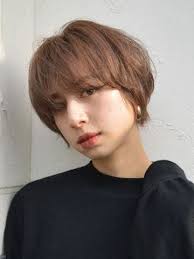 リラクシーボブ 丸顔 30代 40代におすすめクール 大人カジュアル フェミニン小顔ショートボブ 重めバング 茶髪 ブラウン グラデーションカラー3dカラー ヘアサロン予約 ozmallビューティ ヘアスタイリング ヘアスタイル ヘアサロン