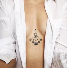Un Nouveau Tatouage Ose Pour Vanessa Pilon Tatouage Tatouage Cupidon Tatouage Buste