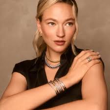 Red Christmas】 · Victor Mayer 🍎An apple holds the sparkle of Victor Mayer,  a legacy since 1890. #victormayer #finejewellery #chirstmasgift  #luxurylifestyle #timelesselegance