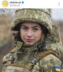 ウクライナの女性兵士らの姿に反響…３万人超の女性が戦闘に参加、銃を持つ高齢女性の姿も : スポーツ報知