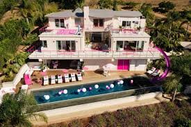 Dezember 1966 in bad segeberg zur welt. Wohnen Wie Barbie Airbnb Schickt Vier Gaste In Das Pinke Traumhaus Gala De