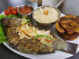 L Incontournable Ivoirien Attieke Poisson Et Ses Plantain African Food Africa Food Ghanaian Food