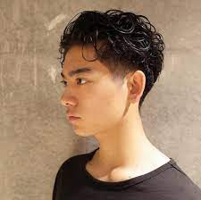 雰囲気がガラッと変わる 少し 強め にパーマをかけた2ブロックショートスタイル front side back 季節の変わり目 ヘアスタイルも 少し雰囲気を変えたい という方も多いです 長 メンズヘアカット 髪型 メンズ