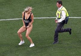 The official home of the #ucl on instagram 🙌 🔗 hit the link 👇 👇👇 linktr.ee/uefachampionsleague. Female Streaker Interrupts Champions League Final Between Liverpool And Tottenham Menafn Com