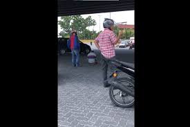 Kementerian kesihatan malaysia (kkm) hari ini mengesahkan bahawa 3 warganegara cina yang memasuki negara. Viral Video Orang Shalat Di Tengah Jalan Dijaga Pengendara Motor Sampai Selesai