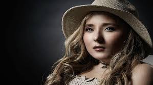 Shannon Bayersdorfer's Instagram, Twitter & Facebook