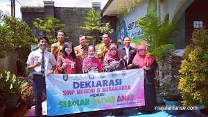 Dengan adanya deklarasi sekolah ramah anak ini, tenaga pendidik, para orang tua, lembaga kemasyarakatan termasuk dari pemrintah harus komitmen bersama mewujudkan sekolah ramah anak, jelas ismail kepada wartawan tribun usai deklarasi sekolah ramah anak di tk aisyiyah bustabul athfal 5, kelurahan banjar serasan pontianak timur, selasa (10/3/2020). Smpn 8 Surakarta Deklarasikan Sekolah Ramah Anak Majalah Larise
