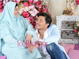 Sedangkan ibu, wanita pertama dan terakhir, tetap di sini bersama saya di mana jua saya berada, apa jua keadaan saya, tulisnya. Ibu Adalah Syurga Dan Wanita Terindah Yang Menjadi Sumber Inspirasi Hidup Saya Fattah Amin Keluarga