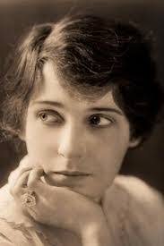 Penelope Knapp's Instagram, Twitter & Facebook