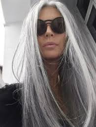 15 gorgeous women that totally rock their premature white hair