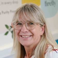 Jennifer Dignam's Instagram, Twitter & Facebook