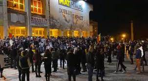 13 persoane care au protestat, sâmbăta, în piaţa universităţii Fqzwnokidrympm