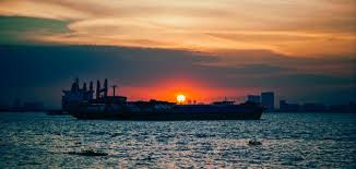 وقالت المصادر الأمنية ، أن المواطن جميل عيد جميل اسعيد (60 عاما) لقي مصرعه على الفور، جراء انفجار جسم مشبوه عندما كان يقوم بالتنظيف في محيط منزله. Ø§Ù„ÙØ±Ù‚ Ø¨ÙŠÙ† Ø§Ù„Ù…Ø­ÙŠØ· ÙˆØ§Ù„Ø¨Ø­Ø± Ù…ÙˆØ¶ÙˆØ¹