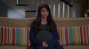 Claire souhaiterait que sa fille la considère davantage comme une amie que comme sa mère. Recap Of Modern Family Season 10 Recap Guide