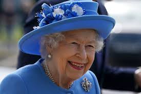 Família real britânica lança gin criado pela Rainha Elizabeth II