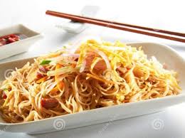 Bihun goreng enaknya dimakan ketika masih panas dan baru diangkat dari wajan. Resepi Bihun Goreng Singapore