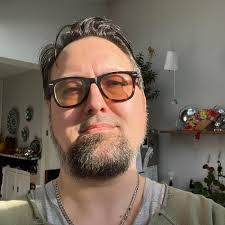 Upward cut vs downward cut bit differences